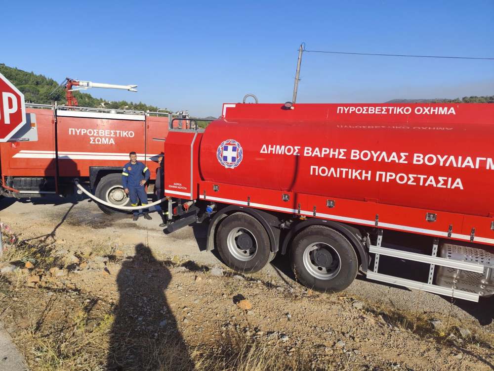 Με το μεγαλύτερο όχημα του Δημοτικού Στόλου, ο Δήμος Βάρης Βούλας Βουλιαγμένης συνδράμει στις προσπάθειες κατάσβεσης των καταστροφικών πυρκαγιών της Αττικής